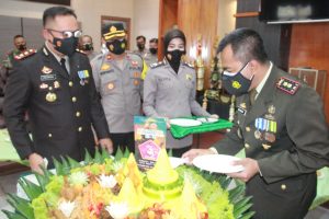 HUT TNI ke-76, Polres Bondowoso Beri Kado 3 Tumpeng