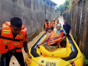 Brimob Polda Kaltim Bantu Evakuasi Warga Terjebak Banjir di Kariangau