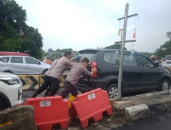 Momen Dramatis Polisi Mendorong Mobil Mogok Ditengah Guyuran Hujan