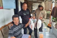 Warga Penerima Bantuan Sembako dan Tali Asih Ketua Pewarta Polrestabes Medan Chairum Lubis SH. (ist)