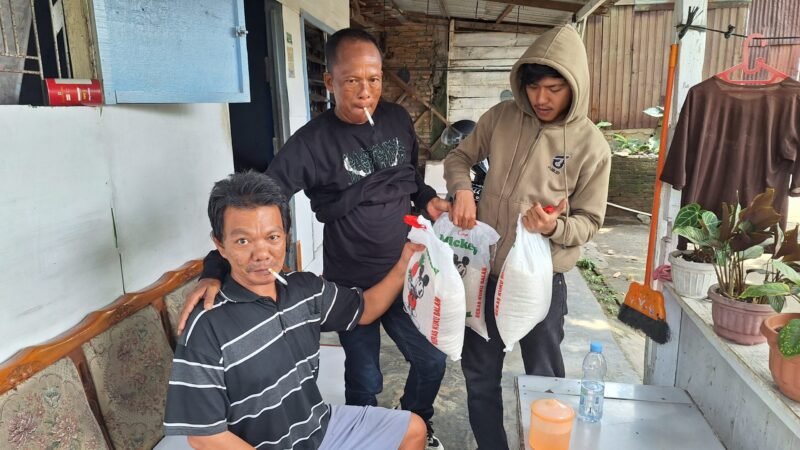 Warga Penerima Bantuan Sembako dan Tali Asih Ketua Pewarta Polrestabes Medan Chairum Lubis SH. (ist)
