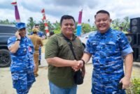 Komandan Lanud Soewondo Medan, Kolonel Pnb Ucok Enrico Hutadjulu S.H., M.M., CHRMP, menerima salaman ucapan Selamat Ulang Tahun TNI Angkatan Udara ke 78 dari wartawan Aswani Hafit.(red)