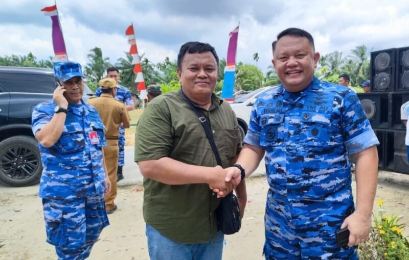 Komandan Lanud Soewondo Medan, Kolonel Pnb Ucok Enrico Hutadjulu S.H., M.M., CHRMP, menerima salaman ucapan Selamat Ulang Tahun TNI Angkatan Udara ke 78 dari wartawan Aswani Hafit.(red)