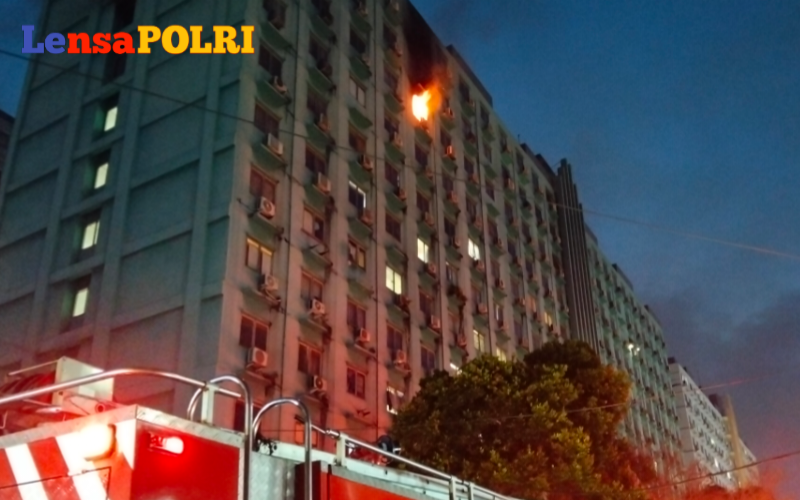Kebakaran melanda Apartemen City Park, tepatnya di lantai 11 Tower H, Cengkareng Timur
