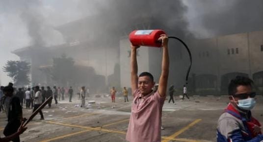 Demonstran terlihat memegang alat pemadam kebakaran saat asap mengepul di kompleks Parlemen, Kathmandu, Nepal,(dok.istimewa)