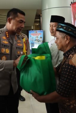 Program “Jaga Jakarta” Kapolda Metro Jaya, Polres Jakbar Tebar Kasih Lewat Jumat Peduli