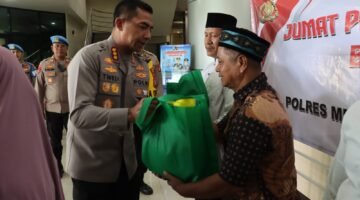 Program “Jaga Jakarta” Kapolda Metro Jaya, Polres Jakbar Tebar Kasih Lewat Jumat Peduli