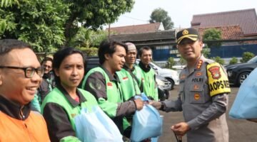Polres Metro Tangerang Kota Gelar “Jumat Peduli” Bakti Sosial untuk Komunitas Ojol