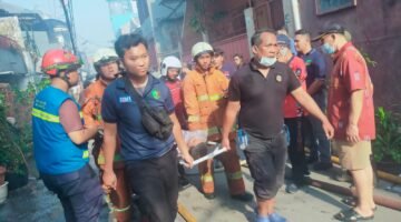 Aksi Cepat Sidokkes Polres Metro Jakarta Barat Evakuasi Relawan Muda Yang Pingsan Saat Bantu Padamkan Kebakaran Di Mangga Besar