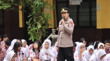 Police Goes To School: Polres Metro Jakarta Barat Bentuk Karakter Pelajar yang Tangguh dan Berprestasi