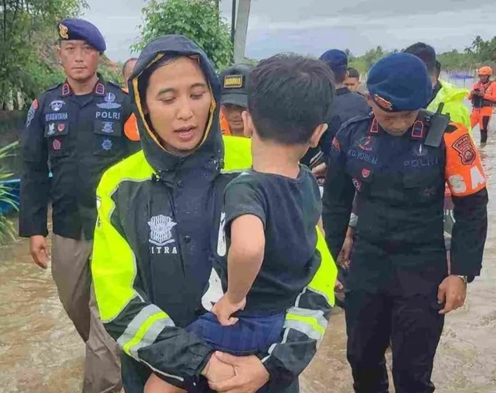 POLDA Bali evakuasi korban bencana banjir (dok.istimewa)