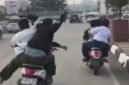 foto tangkapan layar video viral konvoi pelajar yang viral acungkan sajam. (dok.istimewa)
