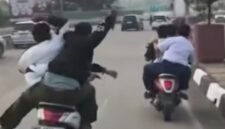foto tangkapan layar video viral konvoi pelajar yang viral acungkan sajam. (dok.istimewa)