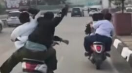 foto tangkapan layar video viral konvoi pelajar yang viral acungkan sajam. (dok.istimewa)