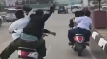 foto tangkapan layar video viral konvoi pelajar yang viral acungkan sajam. (dok.istimewa)
