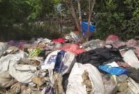 foto tumpukan sampah di bantaran kali sungapan Prancis Tangerang,(dok.Lensapolri/MRZK)