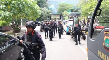 Pelaksanaan patroli tersebut dipimpin langsung oleh Kasat Binmas Polres Metro Jakarta Barat, Kompol Agung Nugroho, dengan menerjunkan 32 personel, termasuk BKO Brimob Polda Sumbar