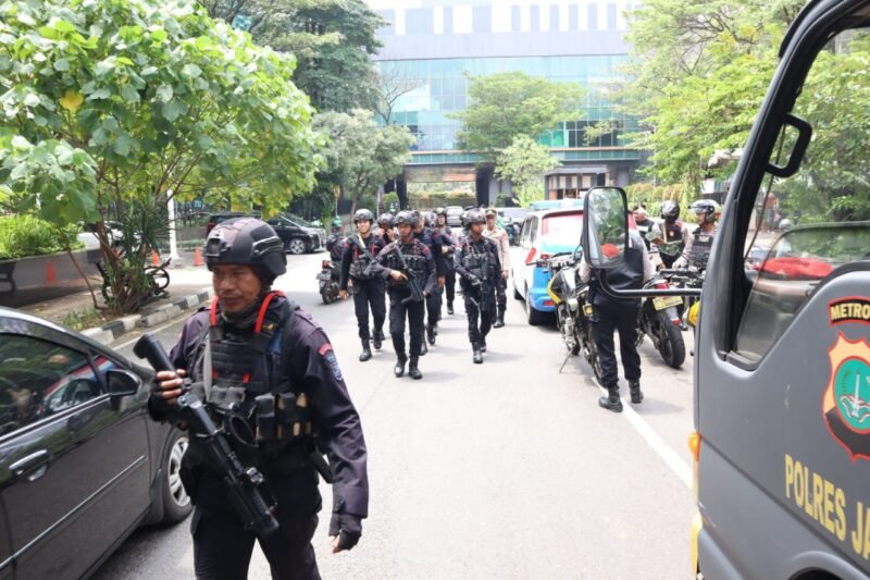 Pelaksanaan patroli tersebut dipimpin langsung oleh Kasat Binmas Polres Metro Jakarta Barat, Kompol Agung Nugroho, dengan menerjunkan 32 personel, termasuk BKO Brimob Polda Sumbar