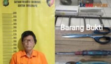 Foto pelaku pencurian serta barang bukti yang turut disita di antaranya dua unit AC (indoor dan outdoor) serta berbagai peralatan yang digunakan untuk membongkar