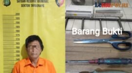 Foto pelaku pencurian serta barang bukti yang turut disita di antaranya dua unit AC (indoor dan outdoor) serta berbagai peralatan yang digunakan untuk membongkar 