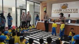 Kapolres Metro Tangerang Kota Kombes Pol Dr. Raden Muhammad Jauhari, S.H., S.I.K., M.Si. bersama personel Unit Kamsel Satlantas hadiri kegiatan polsanak PAUD SPS Dahlia Kelapa Dua