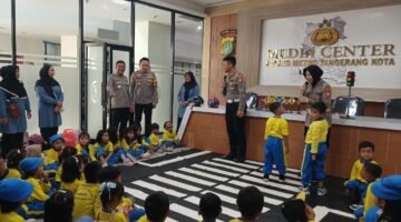 Kapolres Metro Tangerang Kota Kombes Pol Dr. Raden Muhammad Jauhari, S.H., S.I.K., M.Si. bersama personel Unit Kamsel Satlantas hadiri kegiatan polsanak PAUD SPS Dahlia Kelapa Dua
