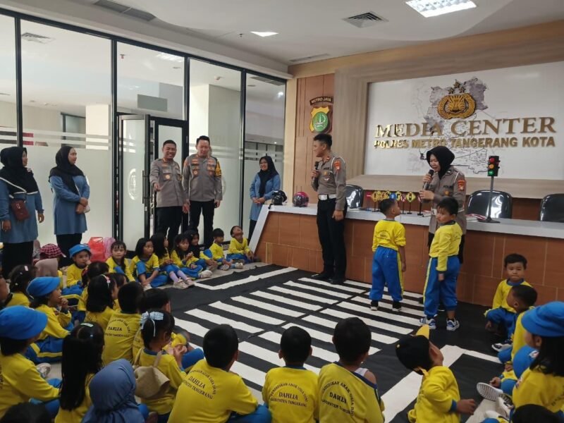 Kapolres Metro Tangerang Kota Kombes Pol Dr. Raden Muhammad Jauhari, S.H., S.I.K., M.Si. bersama personel Unit Kamsel Satlantas hadiri kegiatan polsanak PAUD SPS Dahlia Kelapa Dua