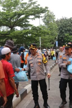 Polres Metro Tangerang Kota Gelar Bakti Sosial di Wilayah Kecamatan Tangerang, Salurkan 200 Paket Sembako kepada Warga