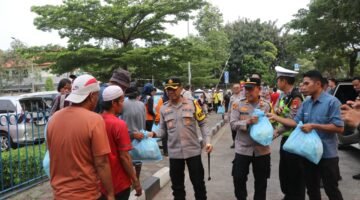Polres Metro Tangerang Kota Gelar Bakti Sosial di Wilayah Kecamatan Tangerang, Salurkan 200 Paket Sembako kepada Warga