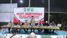 Kapolres Metro Tangerang Kota Kombes Pol Dr. Raden Muhammad menggelar Kegiatan bertajuk Ngopi Kamtibmas bersama jajaran Polsek Jatiuwung 