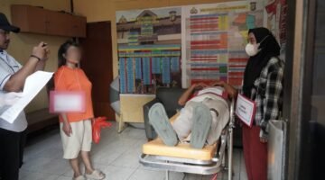 Cemburu Buta Berujung Tragis, Polsek Kebon Jeruk Rekonstruksi Kasus Penganiayaan Suami oleh Istri Sendiri