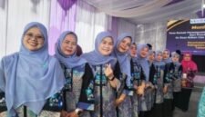 Antusias warga Desa Kebon Cau ,Teluknaga menyambut Bupati Tangerang Moch. Maesyal Rasyid dalam acara monitoring DRPPA (Foto.Lensapolri.com/Arf)
