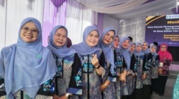 Antusias warga Desa Kebon Cau ,Teluknaga menyambut Bupati Tangerang Moch. Maesyal Rasyid dalam acara monitoring DRPPA (Foto.Lensapolri.com/Arf)