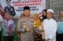 Kegiatan Ngopi Kamtibmas diakhiri dengan foto bersama dan dialog Kapolres dengan petugas pos, sebagai wujud nyata kedekatan Polri dengan masyarakat.