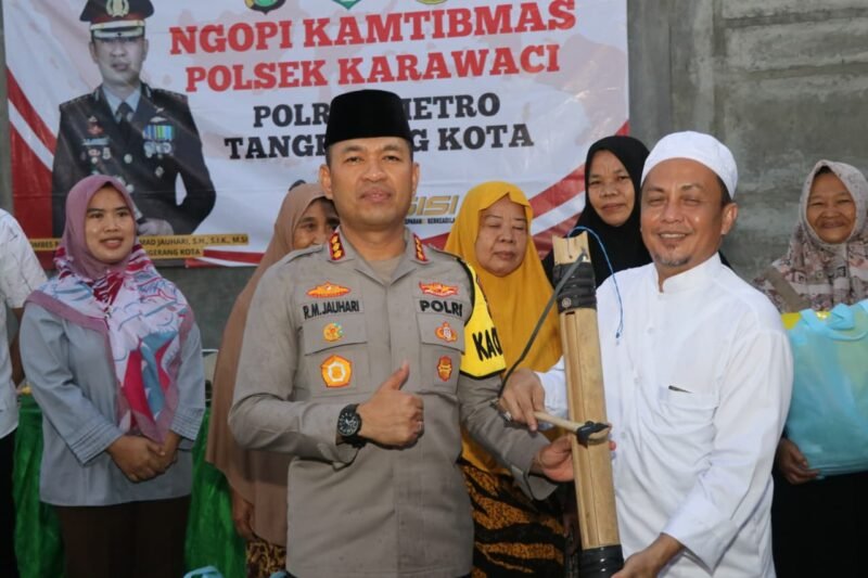 Kegiatan Ngopi Kamtibmas diakhiri dengan foto bersama dan dialog Kapolres dengan petugas pos, sebagai wujud nyata kedekatan Polri dengan masyarakat.