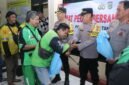 Kapolres menyerahkan secara langsung 100 paket sembako kepada para pengemudi ojek online (Ojol) yang beroperasi di wilayah Kota Tangerang