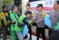 Kapolres menyerahkan secara langsung 100 paket sembako kepada para pengemudi ojek online (Ojol) yang beroperasi di wilayah Kota Tangerang