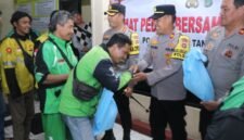 Kapolres menyerahkan secara langsung 100 paket sembako kepada para pengemudi ojek online (Ojol) yang beroperasi di wilayah Kota Tangerang