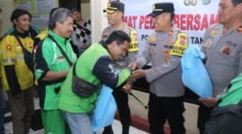 Kapolres menyerahkan secara langsung 100 paket sembako kepada para pengemudi ojek online (Ojol) yang beroperasi di wilayah Kota Tangerang
