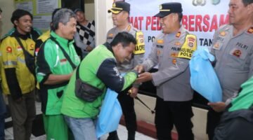 Kapolres menyerahkan secara langsung 100 paket sembako kepada para pengemudi ojek online (Ojol) yang beroperasi di wilayah Kota Tangerang