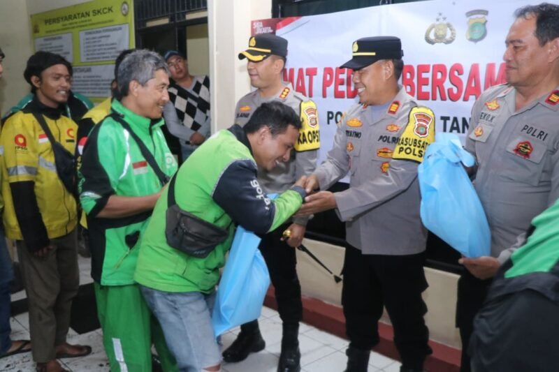 Kapolres menyerahkan secara langsung 100 paket sembako kepada para pengemudi ojek online (Ojol) yang beroperasi di wilayah Kota Tangerang