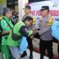 Kapolres menyerahkan secara langsung 100 paket sembako kepada para pengemudi ojek online (Ojol) yang beroperasi di wilayah Kota Tangerang