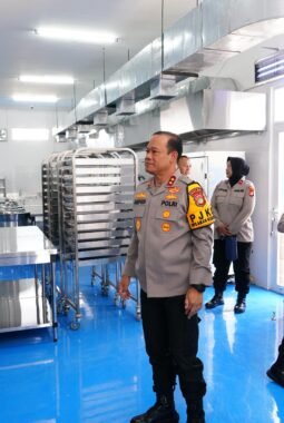 Kapolda Metro Jaya Tinjau SPPG Polri Palmerah, Pastikan Siap Beroperasi 99,9 Persen