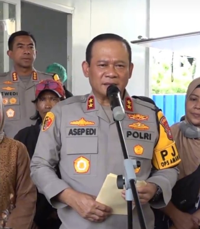 Kapolda Metro Jaya Irjen Pol. Asep Edi Suheri meninjau dapur Satuan Pelayanan Pemenuhan Gizi (SPPG) di Palmerah dan Daan Mogot untuk memastikan standar higienitas dan keamanan pangan terpenuhi demi mendukung program pemerintah menuju Indonesia Emas 2045.