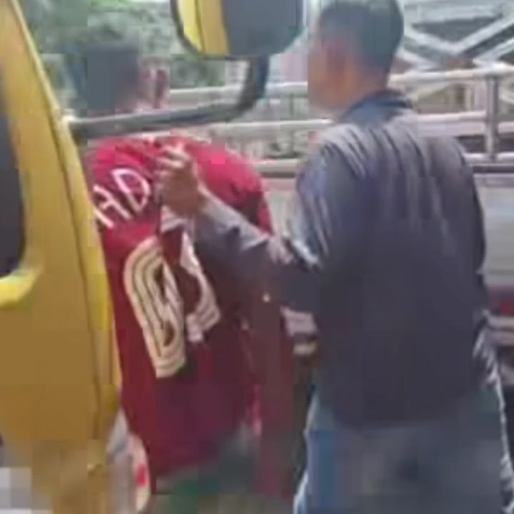 Unit Reskrim Polsek penjaringan saat menangkap diduga pelaku pemalakan sopir truk di exit tol Sunda kelapa (dok istimewa)