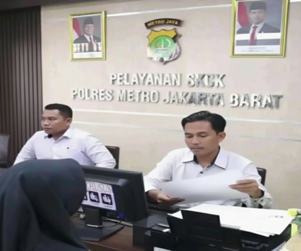 Petugas pelayanan SKCK Polres Metro Jakarta Barat melayani masyarakat dengan ramah dan cepat di ruang pelayanan publik. Pelayanan berbasis digital mempermudah warga dalam pengajuan maupun perpanjangan SKCK (Foto.Istimewa)