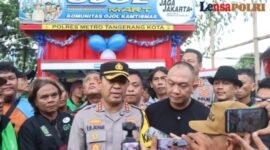 Kapolres Metro Tangerang Kota, Kombes Pol Dr. Raden Muhammad Jauhari bersama pengusaha Jhon LBF dan perwakilan komunitas ojek online meresmikan launching Ojol Mart ke-2 yang berlokasi di Jalan Daan Mogot, Pemda Lama, depan Satpas Polres Metro Tangerang Kota, sebagai wujud sinergi Polri dengan mitra Ojol dalam pemberdayaan ekonomi dan menjaga Kamtibmas. (Dok.Istimewa)
