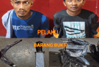 Dua orang pria yang diduga sebagai pelaku begal beserta barang bukti (Foto.Istimewa)