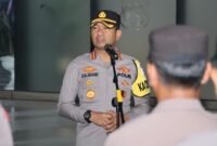 Kapolres Metro Tangerang Kota Kombes Pol. Dr. Raden Muhammad Jauhari memimpin apel Operasi Cipta Kondisi Patroli Skala Besar di Lapangan Presisi Polres Metro Tangerang Kota, Sabtu (1/11/2025) malam.