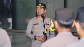 Kapolres Metro Tangerang Kota Kombes Pol. Dr. Raden Muhammad Jauhari memimpin apel Operasi Cipta Kondisi Patroli Skala Besar di Lapangan Presisi Polres Metro Tangerang Kota, Sabtu (1/11/2025) malam.